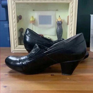 Life Stride black leather heels,side elastic for comfort, 2 1/2 “ heel, Size 9.5
